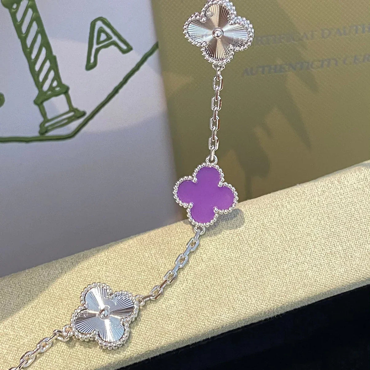 [Elara]GLÜCKSKLEE-ARMBAND MIT 5 MOTIVEN – VIOLETTE KOLLEKTION