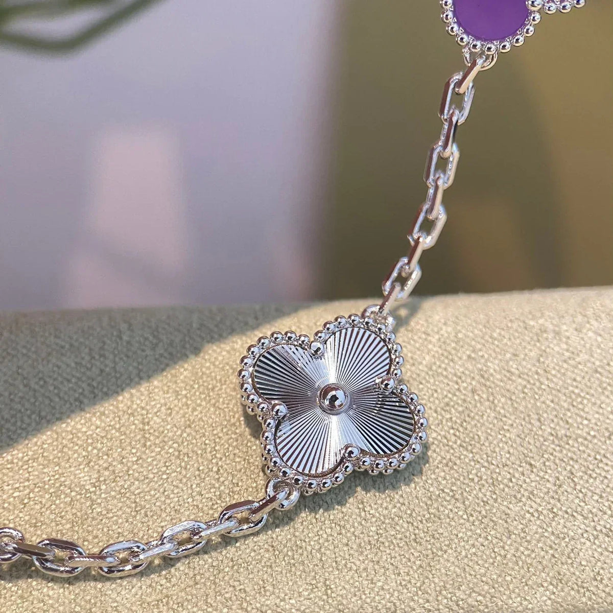 [Elara]GLÜCKSKLEE-ARMBAND MIT 5 MOTIVEN – VIOLETTE KOLLEKTION