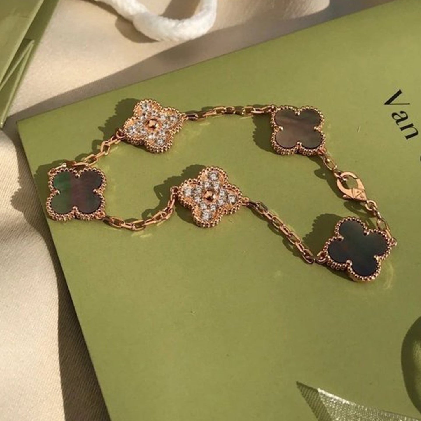 [Elara] LUCKY CLOVER 5-MOTIF BRACELET - KOLLEKTION GRAUES PERLMUTT