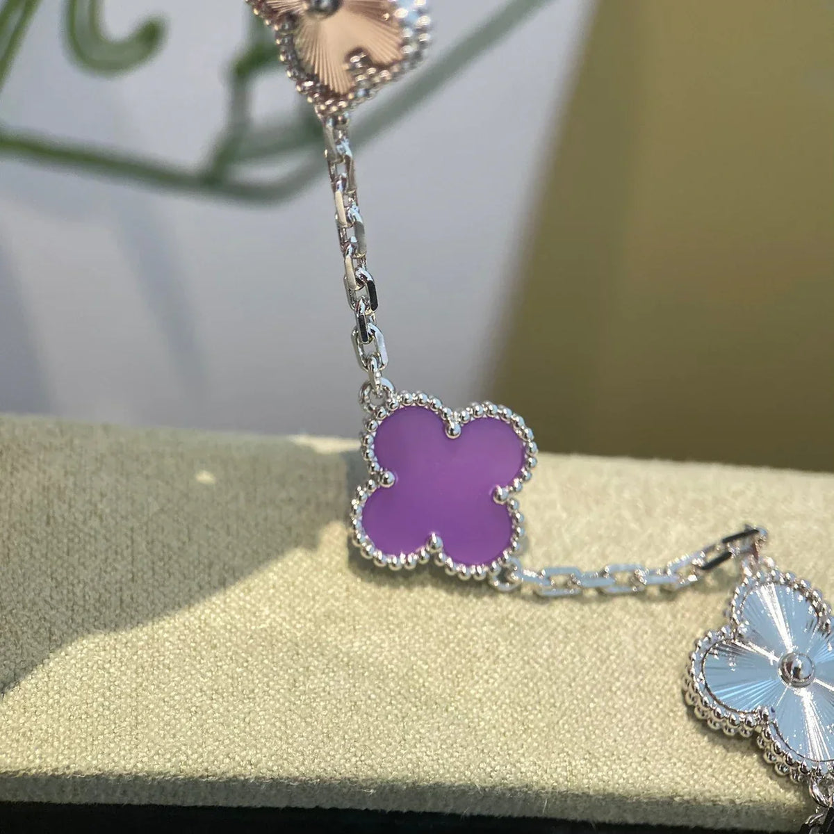 [Elara]GLÜCKSKLEE-ARMBAND MIT 5 MOTIVEN – VIOLETTE KOLLEKTION