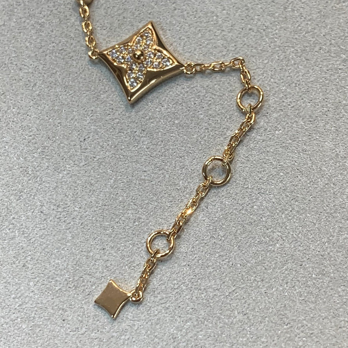 [Elara]ARMBAND "STERN UND SONNE" MIT 4 MOTIVEN, GOLD UND DIAMANTEN