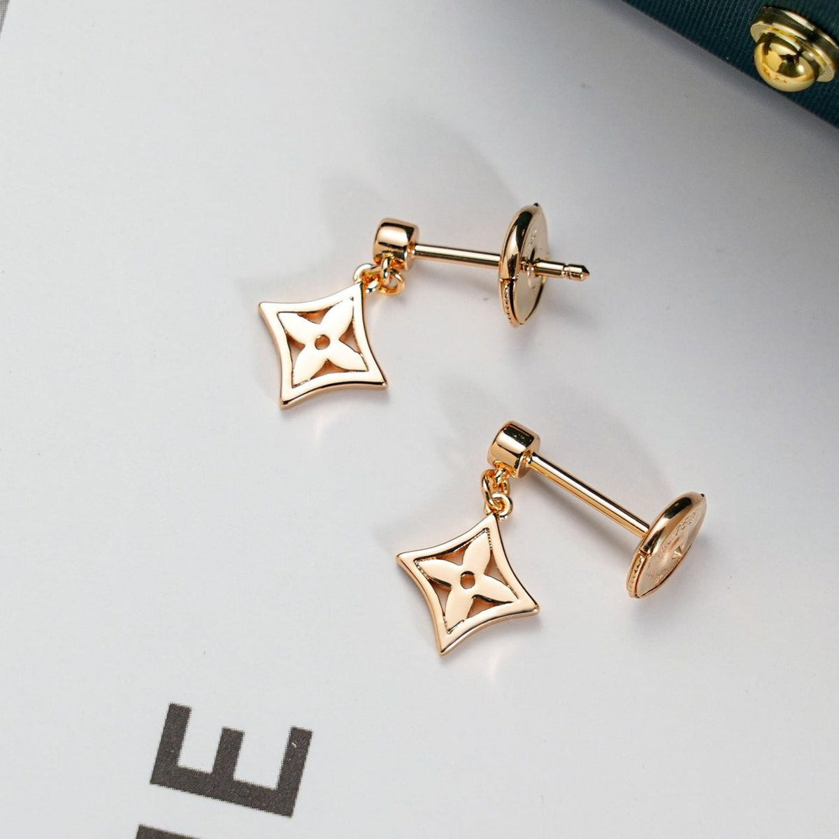 [Elara]STAR EARRINGS GOLD