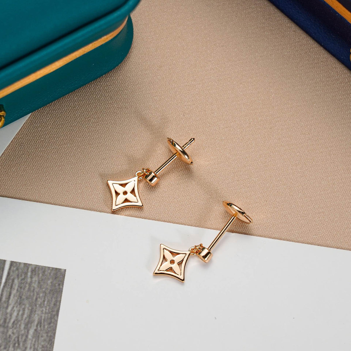 [Elara]STAR EARRINGS GOLD