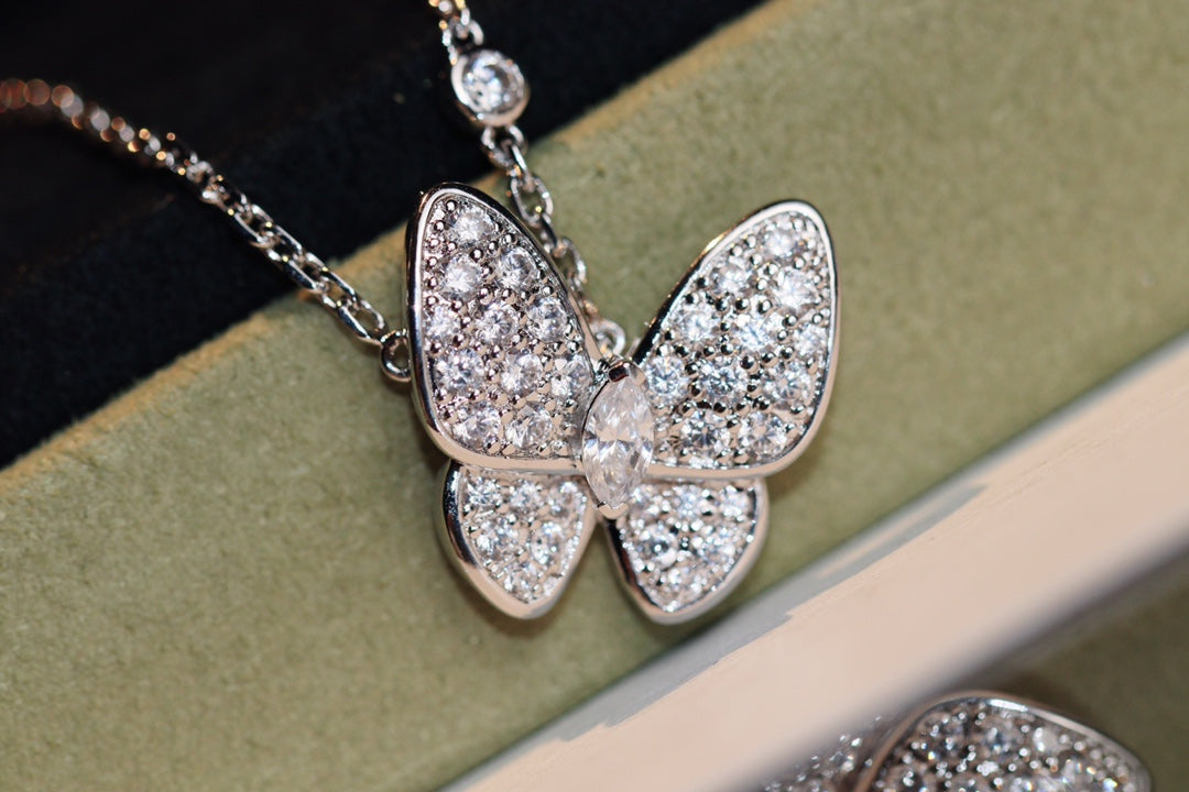 [Elara]HALSKEKETTE MIT SCHMETTERLING-DIAMANT-ANHÄNGER