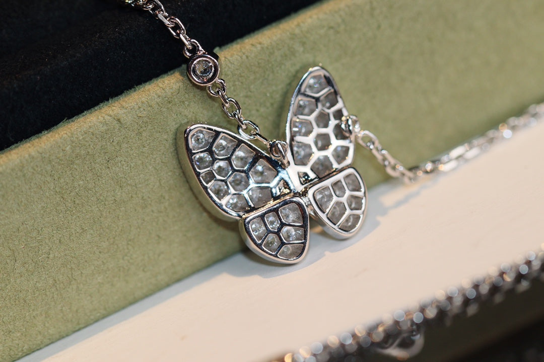 [Elara]HALSKEKETTE MIT SCHMETTERLING-DIAMANT-ANHÄNGER