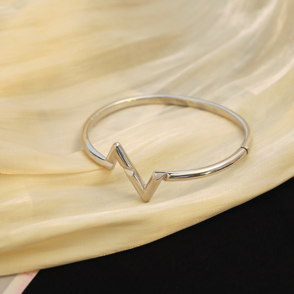 [Elara]VOLTE UPSITE DOWN ARMBAND