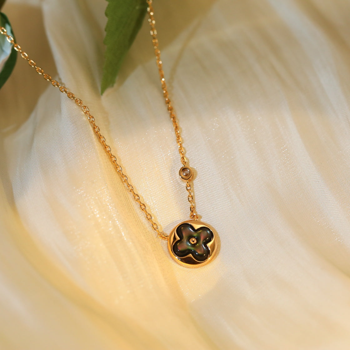 [Elara]SUN PEDANT ROSE GOLD 1 DIAMOND NECKLACE