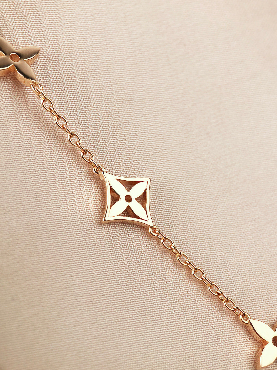 [Elara]ARMBAND "STAR AND SUN 7 MOTIFS" AUS GOLD