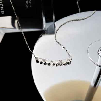 [Elara]BEE MY LOVE DIAMOND NECKLACE
