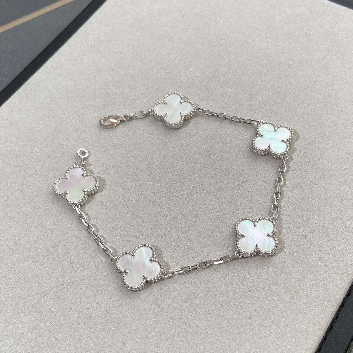 [Elara]LUCKY CLOVER 5-MOTIF-ARMBAND - WEISSE PERLMUTTKOLLEKTION