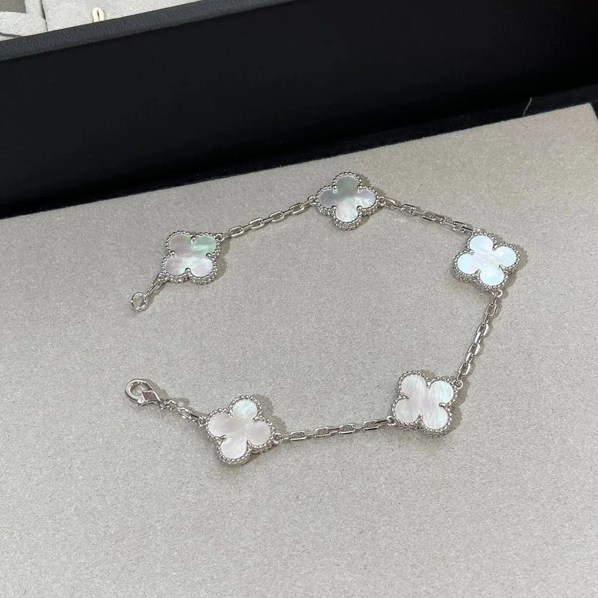 [Elara]LUCKY CLOVER 5-MOTIF-ARMBAND - WEISSE PERLMUTTKOLLEKTION