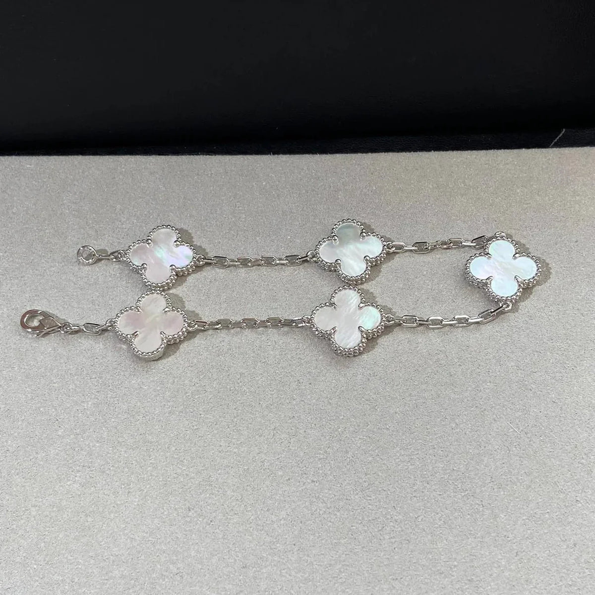[Elara]LUCKY CLOVER 5-MOTIF-ARMBAND - WEISSE PERLMUTTKOLLEKTION
