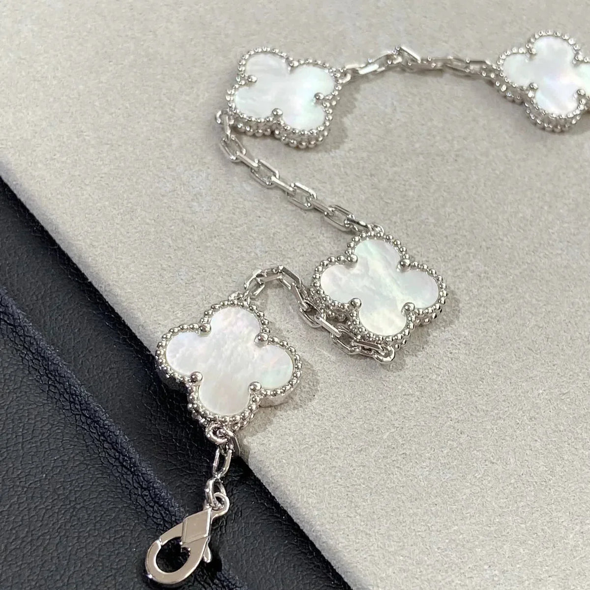 [Elara]LUCKY CLOVER 5-MOTIF-ARMBAND - WEISSE PERLMUTTKOLLEKTION