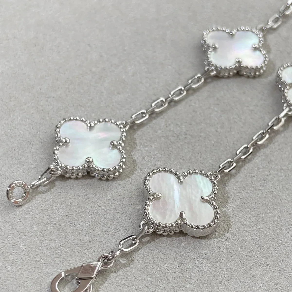 [Elara]LUCKY CLOVER 5-MOTIF-ARMBAND - WEISSE PERLMUTTKOLLEKTION