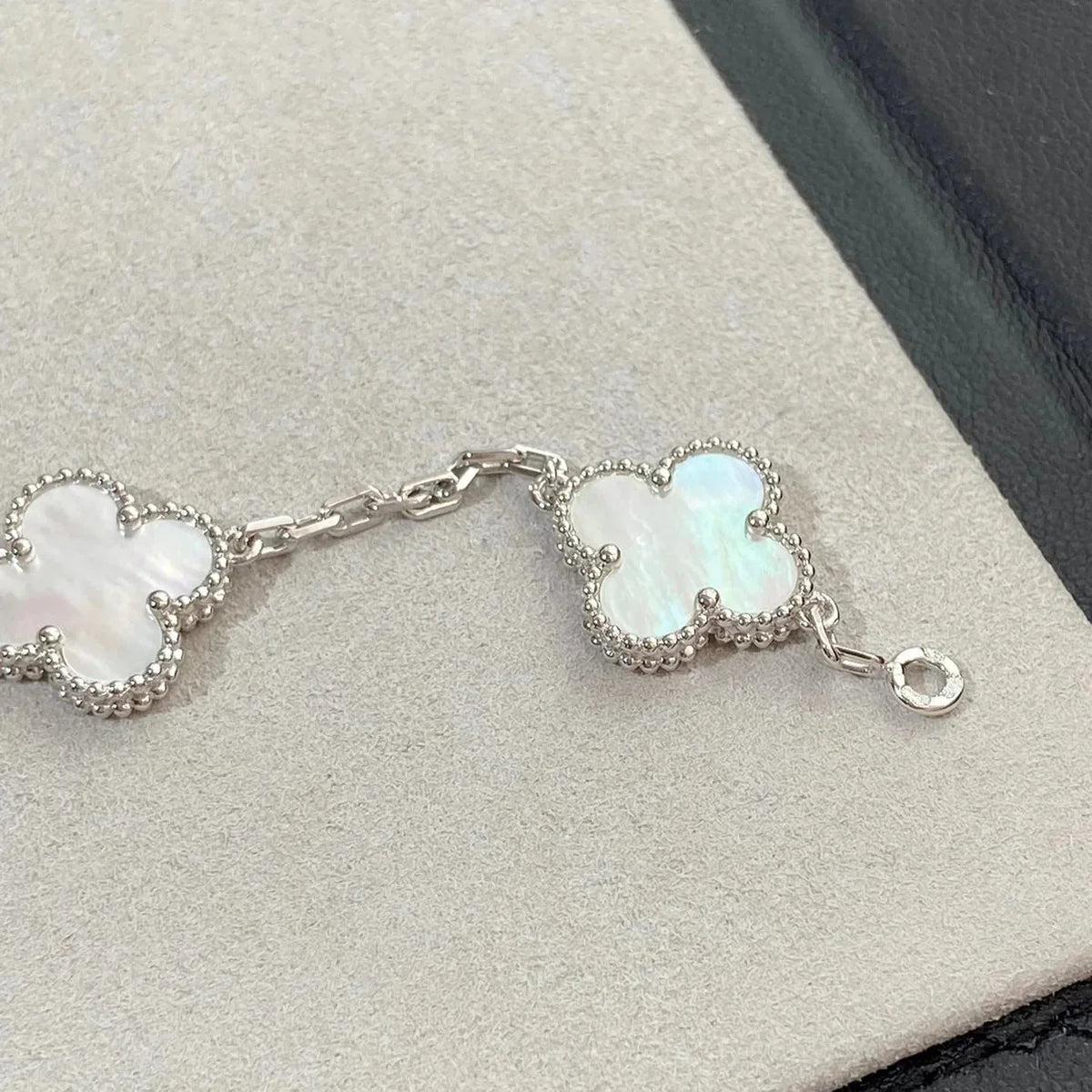 [Elara]LUCKY CLOVER 5-MOTIF-ARMBAND - WEISSE PERLMUTTKOLLEKTION
