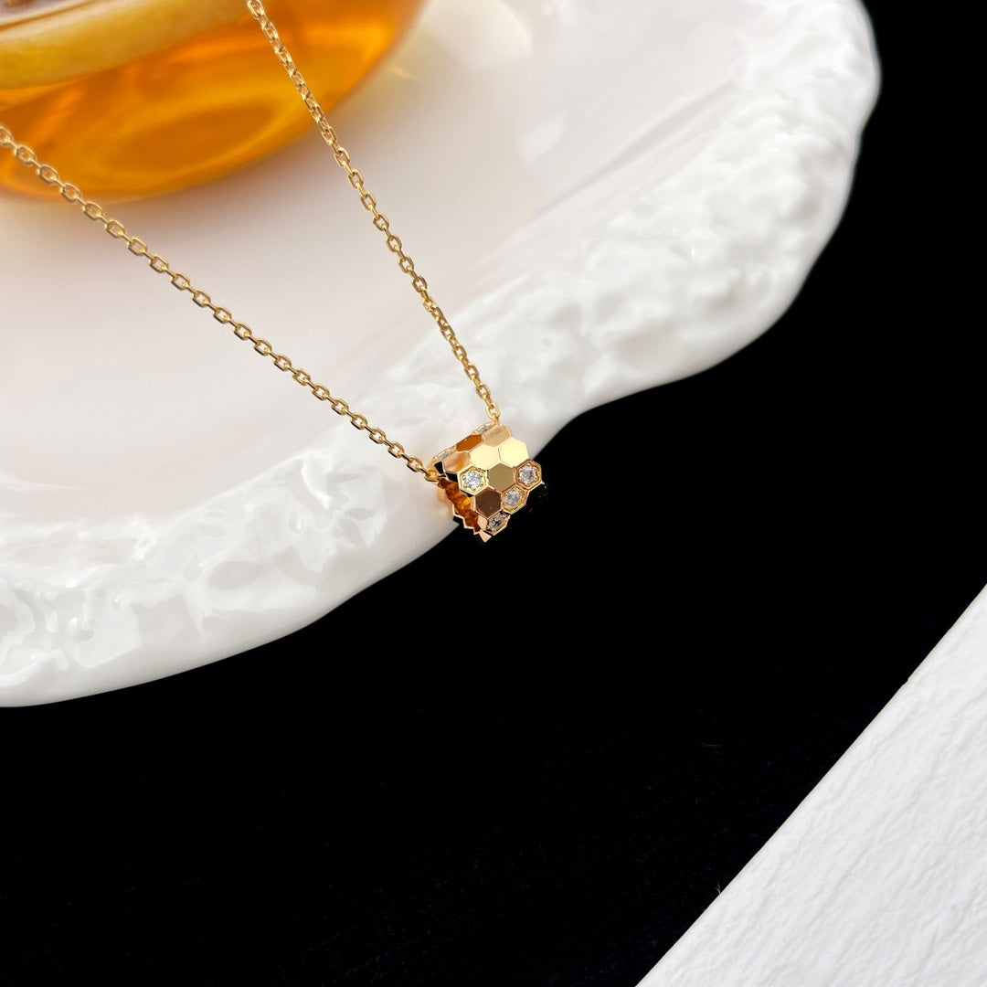 [Elara]BEE MINI ANHÄNGER DIAMANTENHALSKETTE