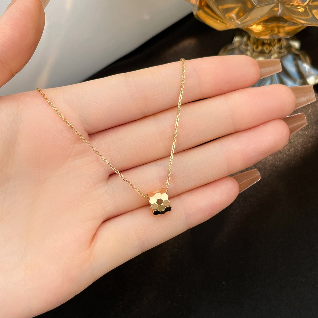 [Elara]BEE MINI NECKLACE