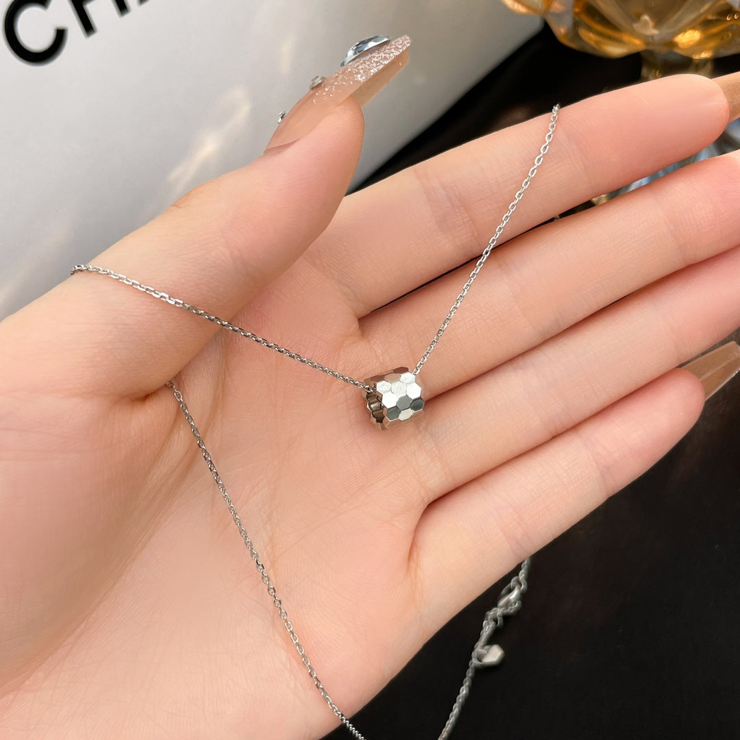 [Elara]BEE MINI NECKLACE