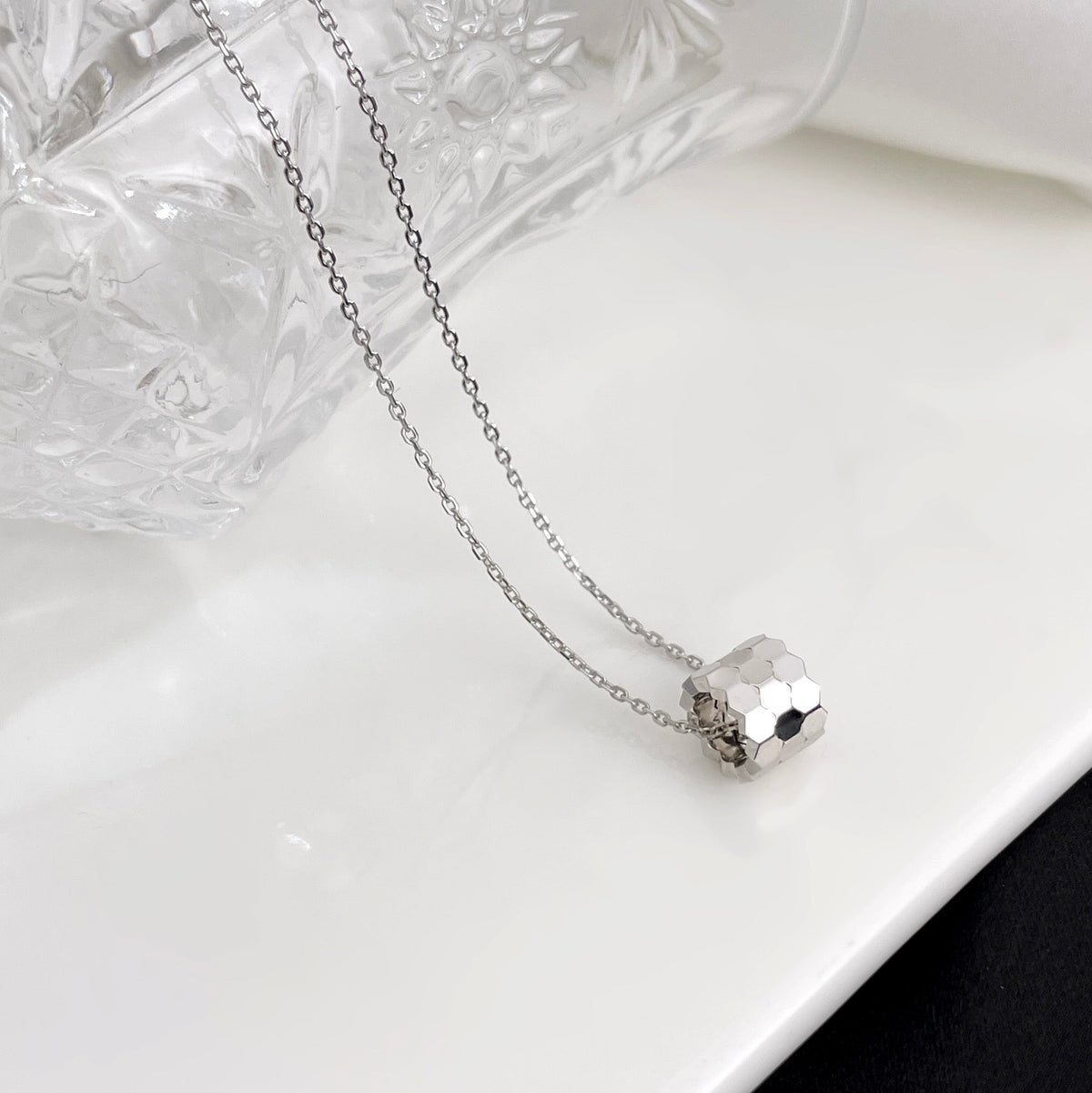[Elara]BEE MINI NECKLACE