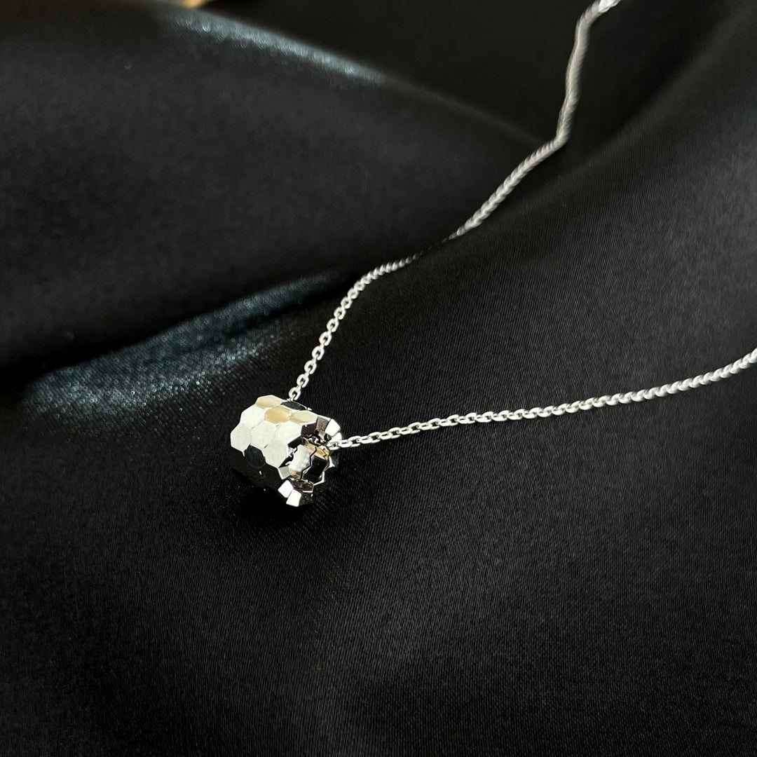 [Elara]BEE MINI NECKLACE