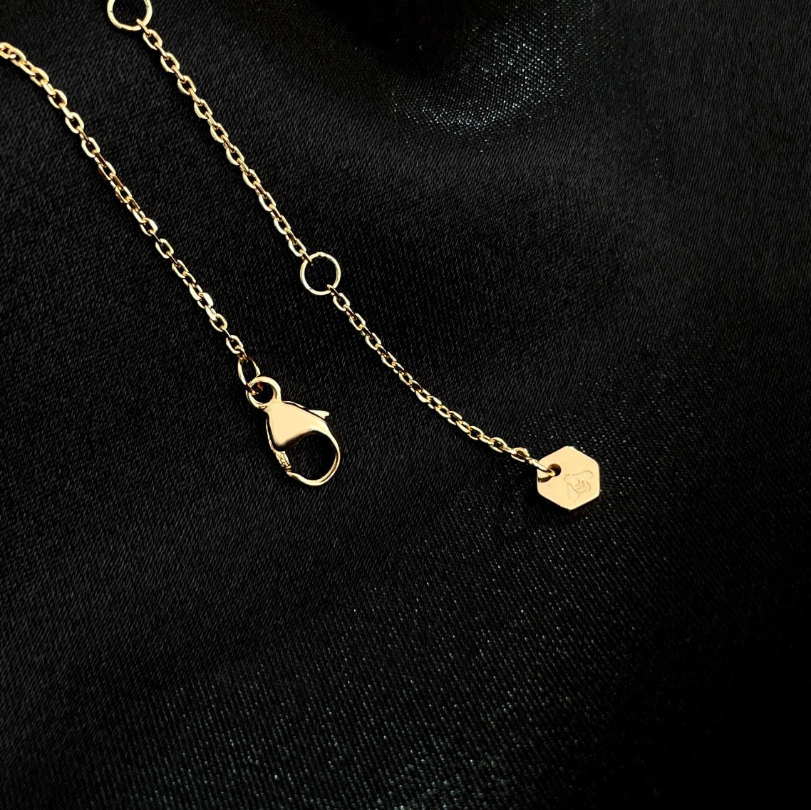 [Elara]BEE MINI NECKLACE