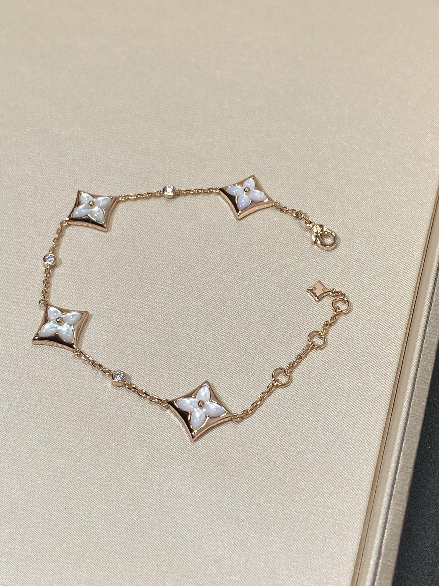 [Elara]STAR 4 MOTIV PERLMUTT DIAMANT ROSÉGOLD ARMREIF