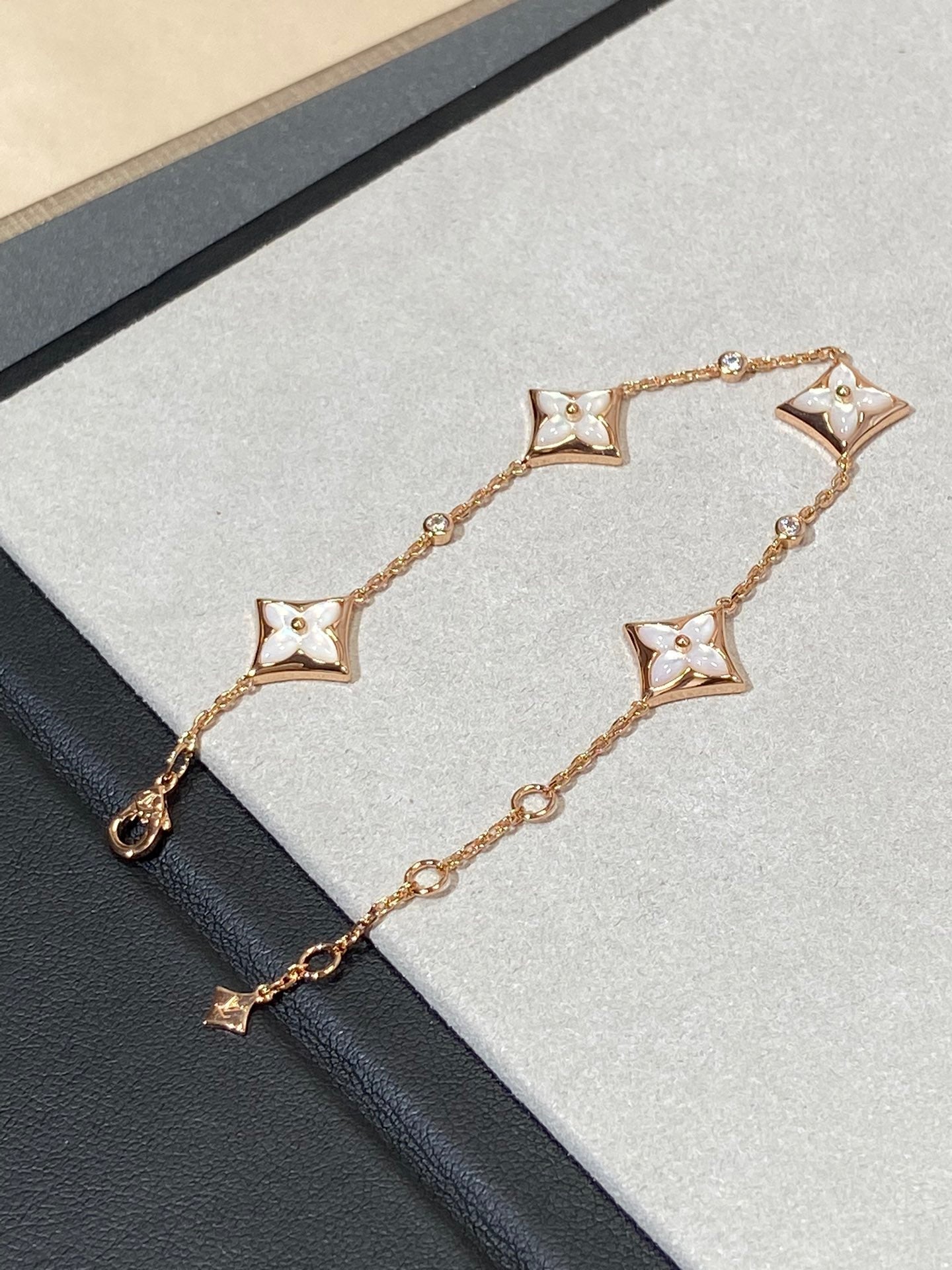 [Elara]STAR 4 MOTIV PERLMUTT DIAMANT ROSÉGOLD ARMREIF