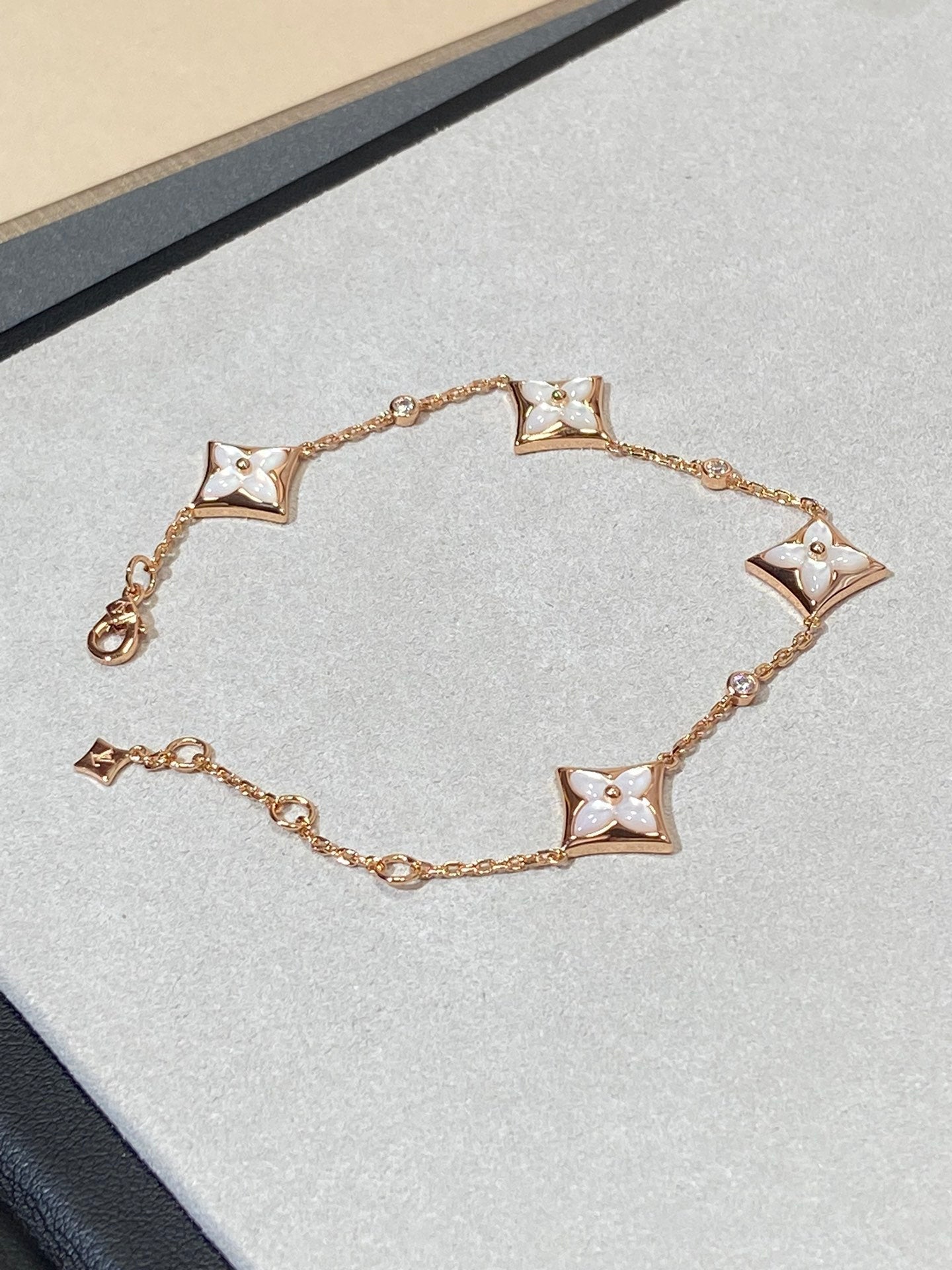 [Elara]STAR 4 MOTIV PERLMUTT DIAMANT ROSÉGOLD ARMREIF