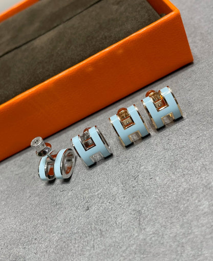 [Elara]POP H SKY BLUE STUD EARRINGS