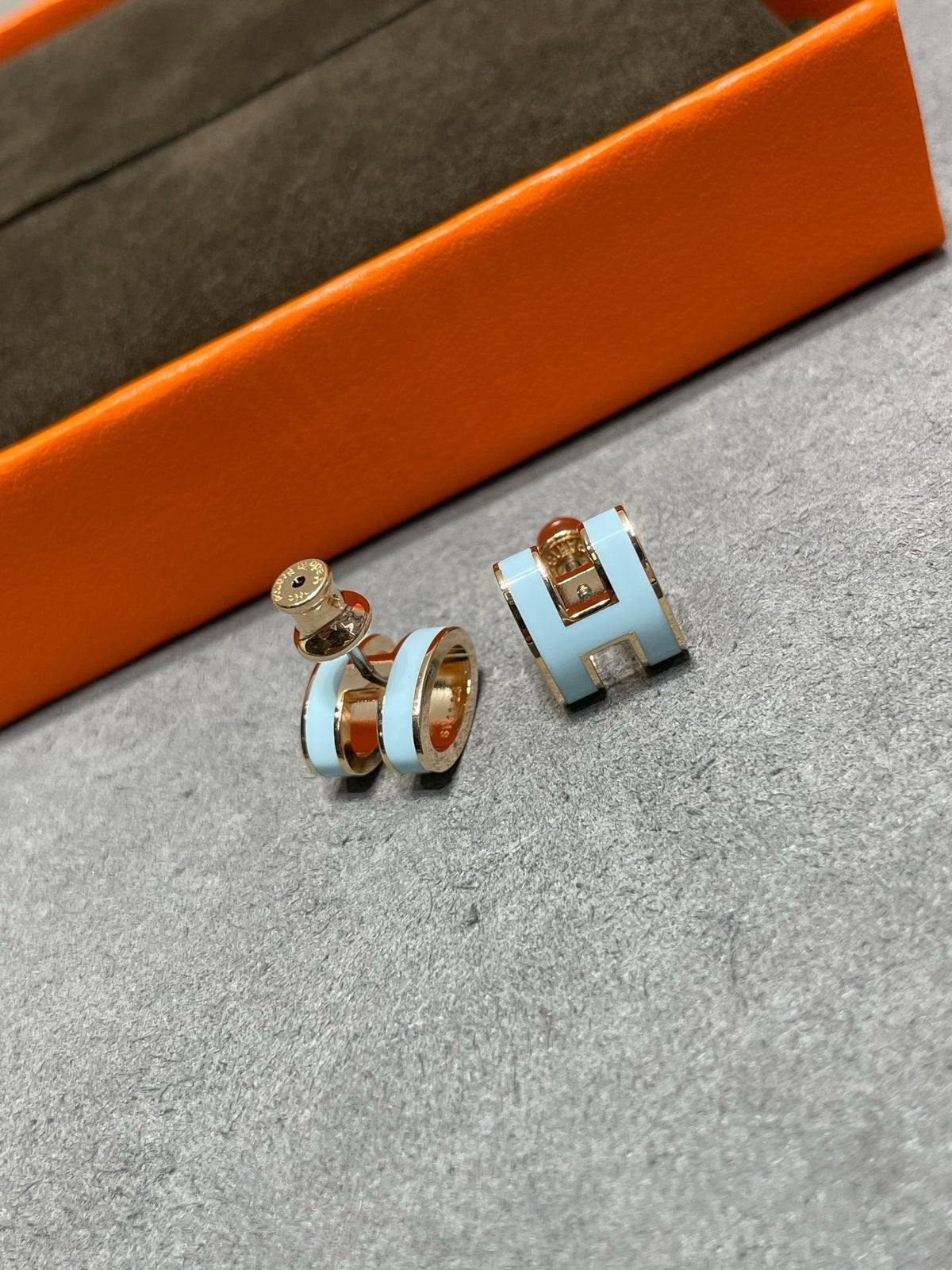 [Elara]POP H SKY BLUE STUD EARRINGS
