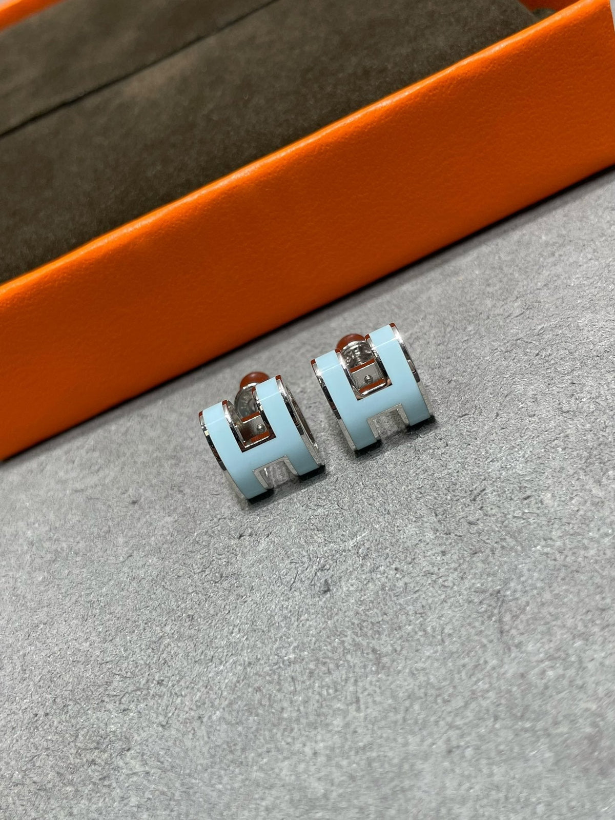 [Elara]POP H SKY BLUE STUD EARRINGS
