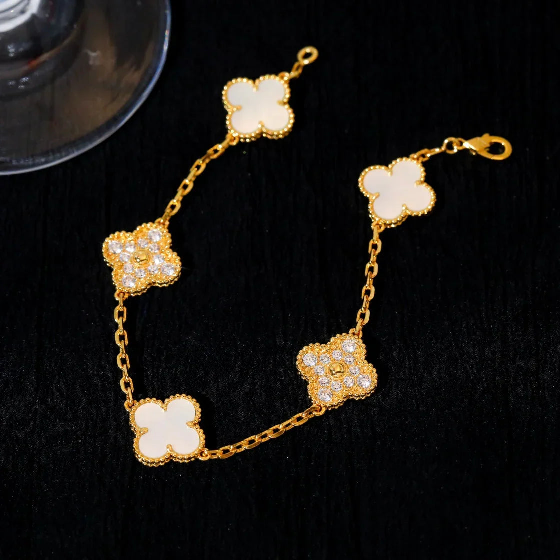 [Elara]LUCKY CLOVER 5-MOTIF-ARMBAND - WEISSE PERLMUTTKOLLEKTION