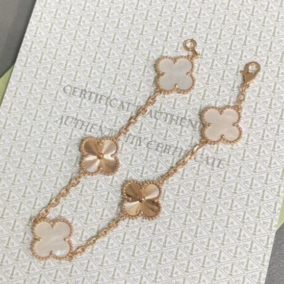 [Elara]LUCKY CLOVER 5-MOTIF-ARMBAND - WEISSE PERLMUTTKOLLEKTION