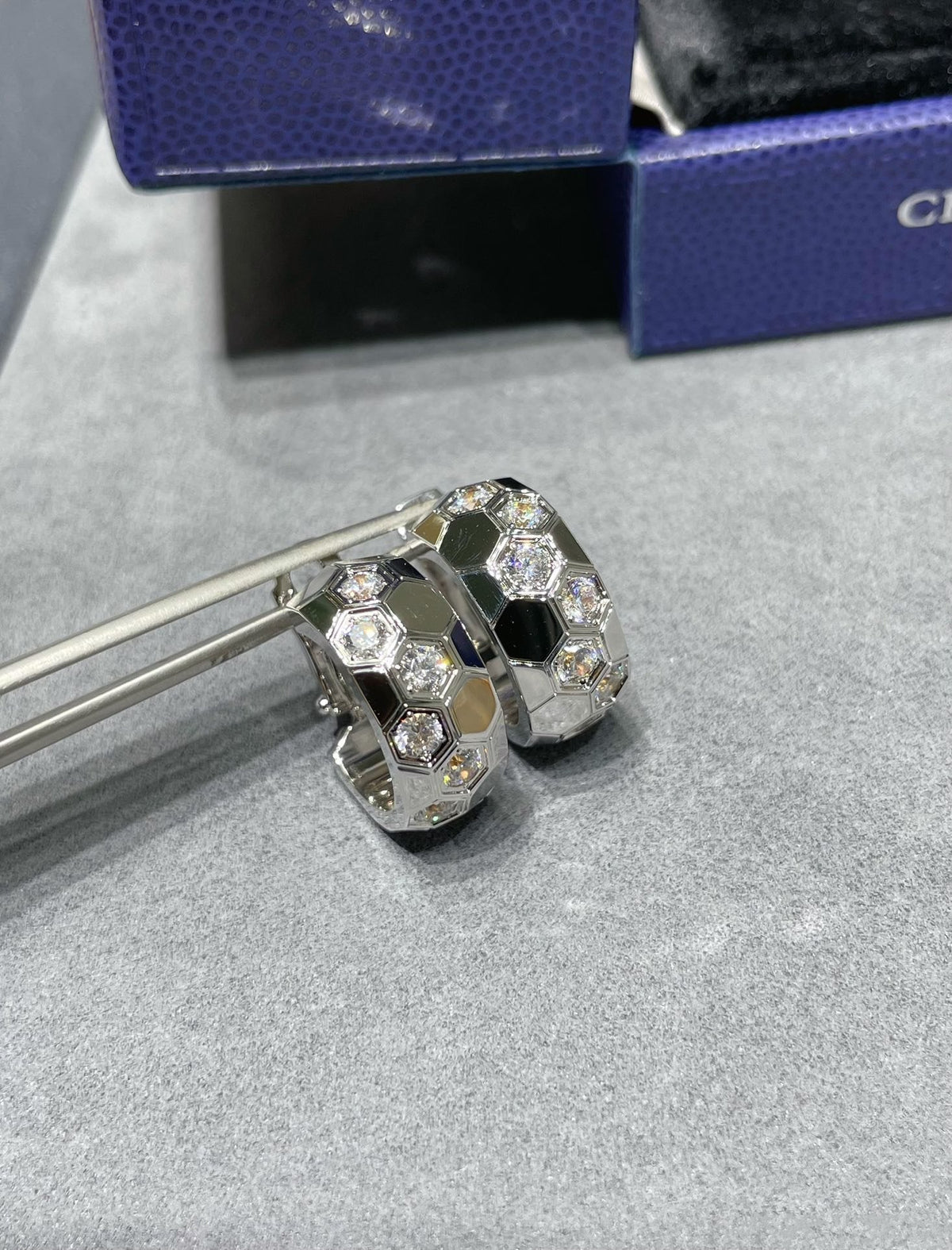 [Elara]BEE LOVE DIAMOND HOOP EARRINGS