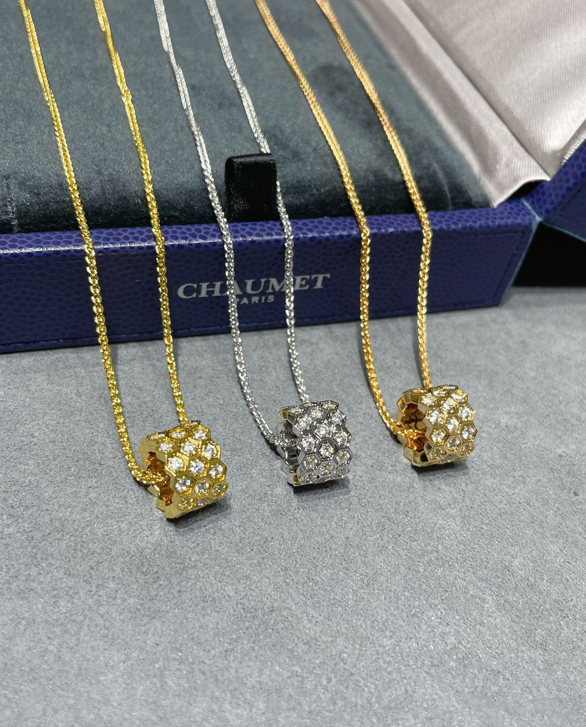 [Elara]BEE LOVE DIAMOND PAVED 3 ROW NECKLACE