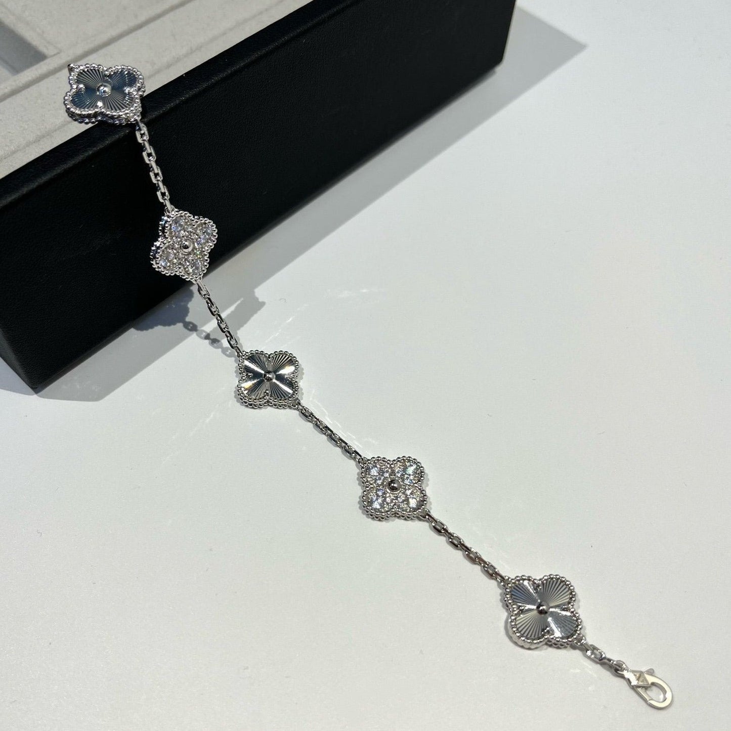 [Elara]GLÜCKSKLEE-ARMBAND MIT 5 MOTIVEN – LASER-KOLLEKTION