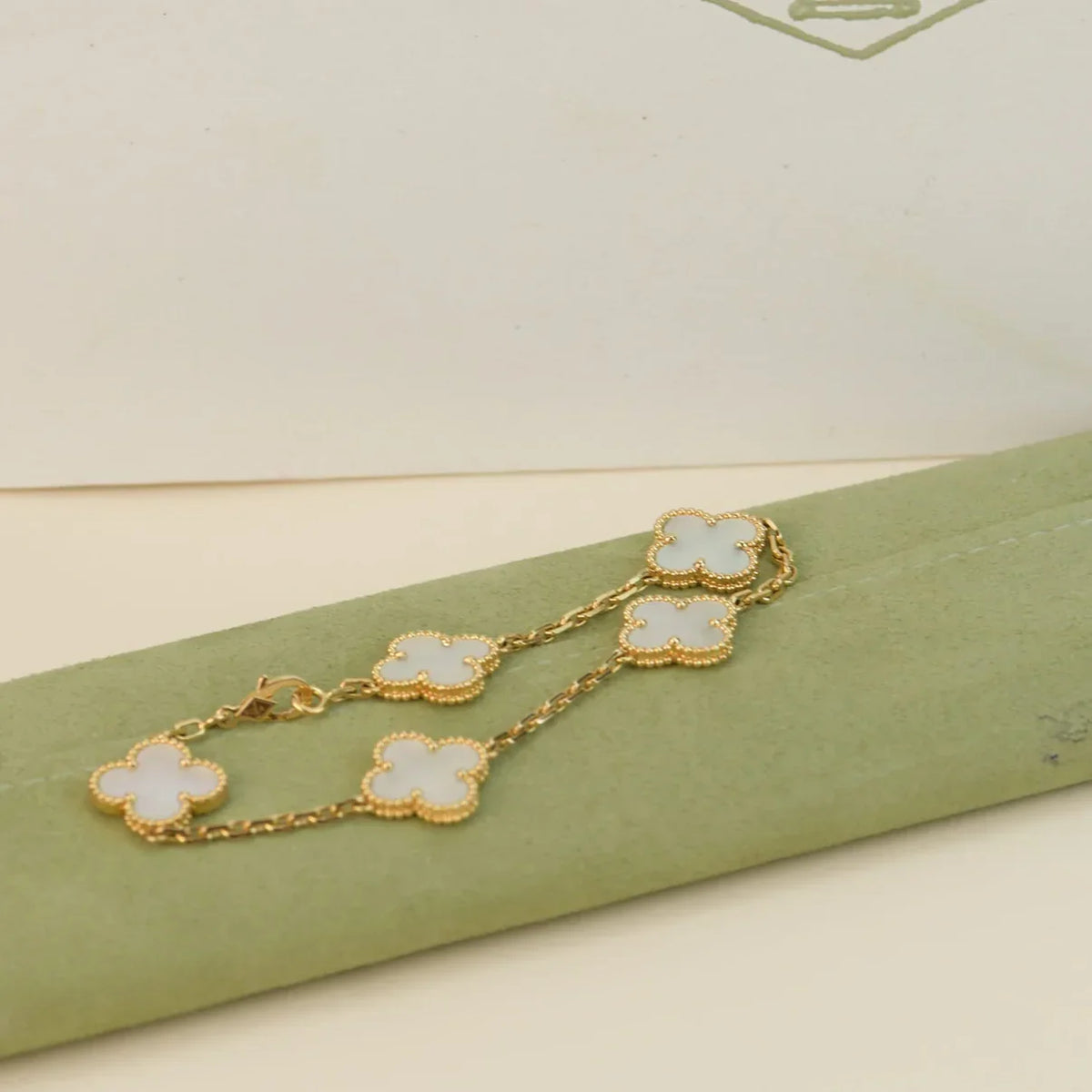 [Elara]LUCKY CLOVER 5-MOTIF-ARMBAND - WEISSE PERLMUTTKOLLEKTION