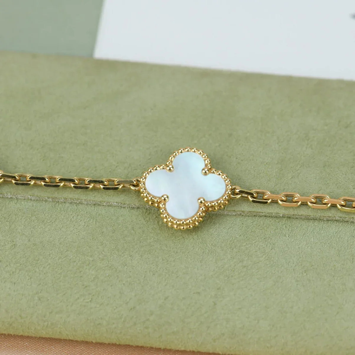 [Elara]LUCKY CLOVER 5-MOTIF-ARMBAND - WEISSE PERLMUTTKOLLEKTION