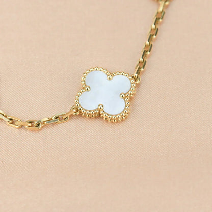 [Elara]LUCKY CLOVER 5-MOTIF-ARMBAND - WEISSE PERLMUTTKOLLEKTION