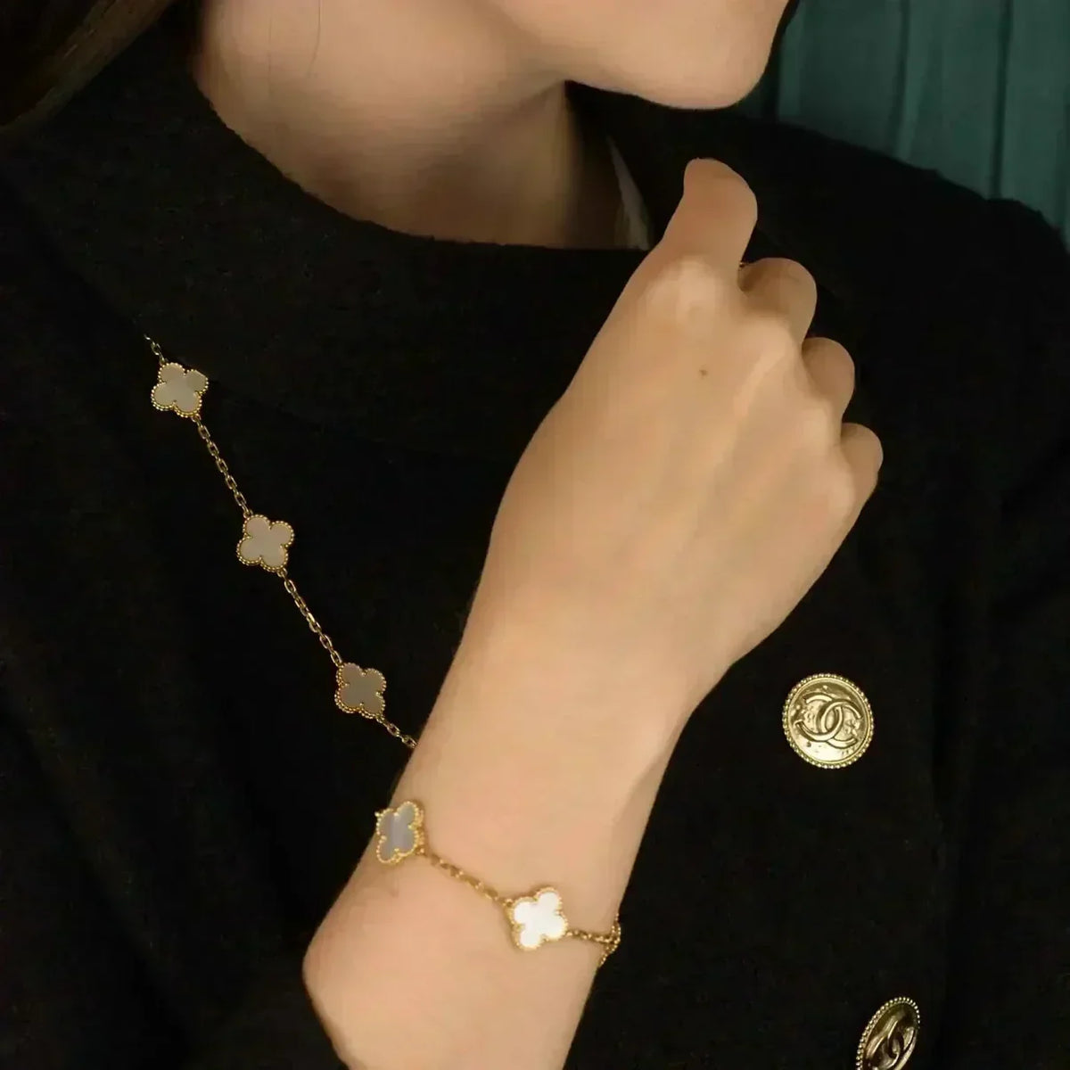 [Elara]LUCKY CLOVER 5-MOTIF-ARMBAND - WEISSE PERLMUTTKOLLEKTION