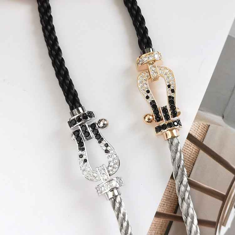 [Elara]GROSSES HUFEISEN ARMBAND AUS SCHWARZEN UND WEISSEN DIAMANTEN - WEISSGOLD