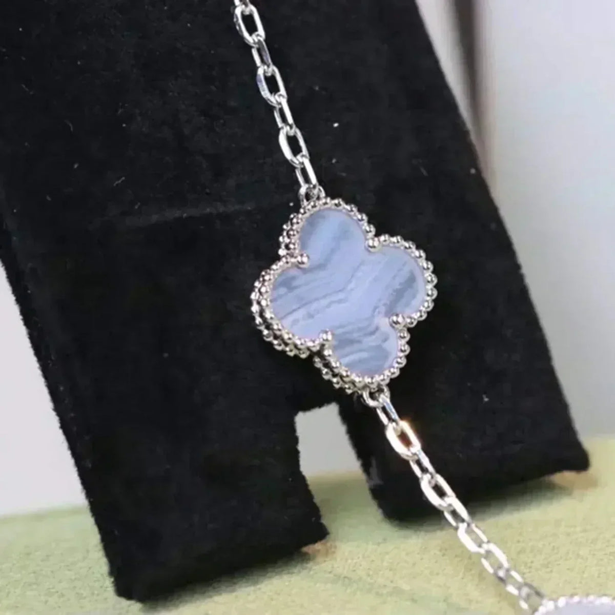 [Elara]LUCKY CLOVER 5-MOTIF BRACELET - PURPLE CHALCEDONY COLLECTION