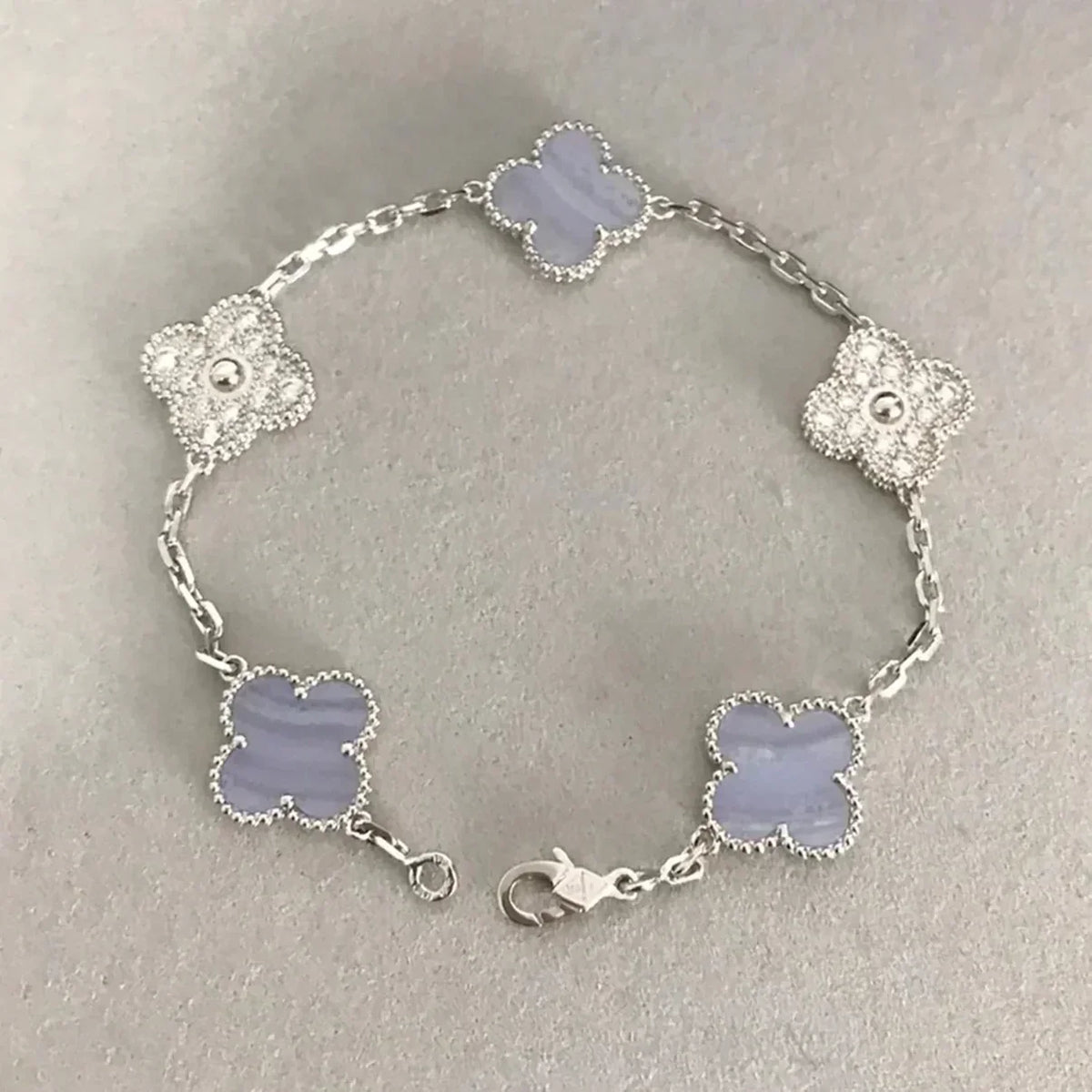 [Elara]LUCKY CLOVER 5-MOTIF BRACELET - PURPLE CHALCEDONY COLLECTION