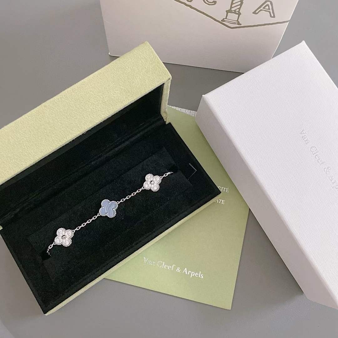 [Elara]LUCKY CLOVER 5-MOTIF BRACELET - PURPLE CHALCEDONY COLLECTION