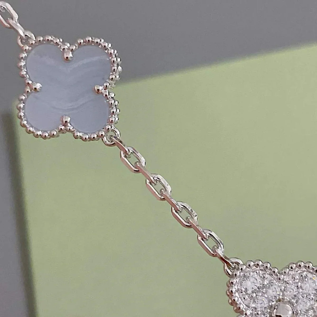 [Elara]LUCKY CLOVER 5-MOTIF BRACELET - PURPLE CHALCEDONY COLLECTION