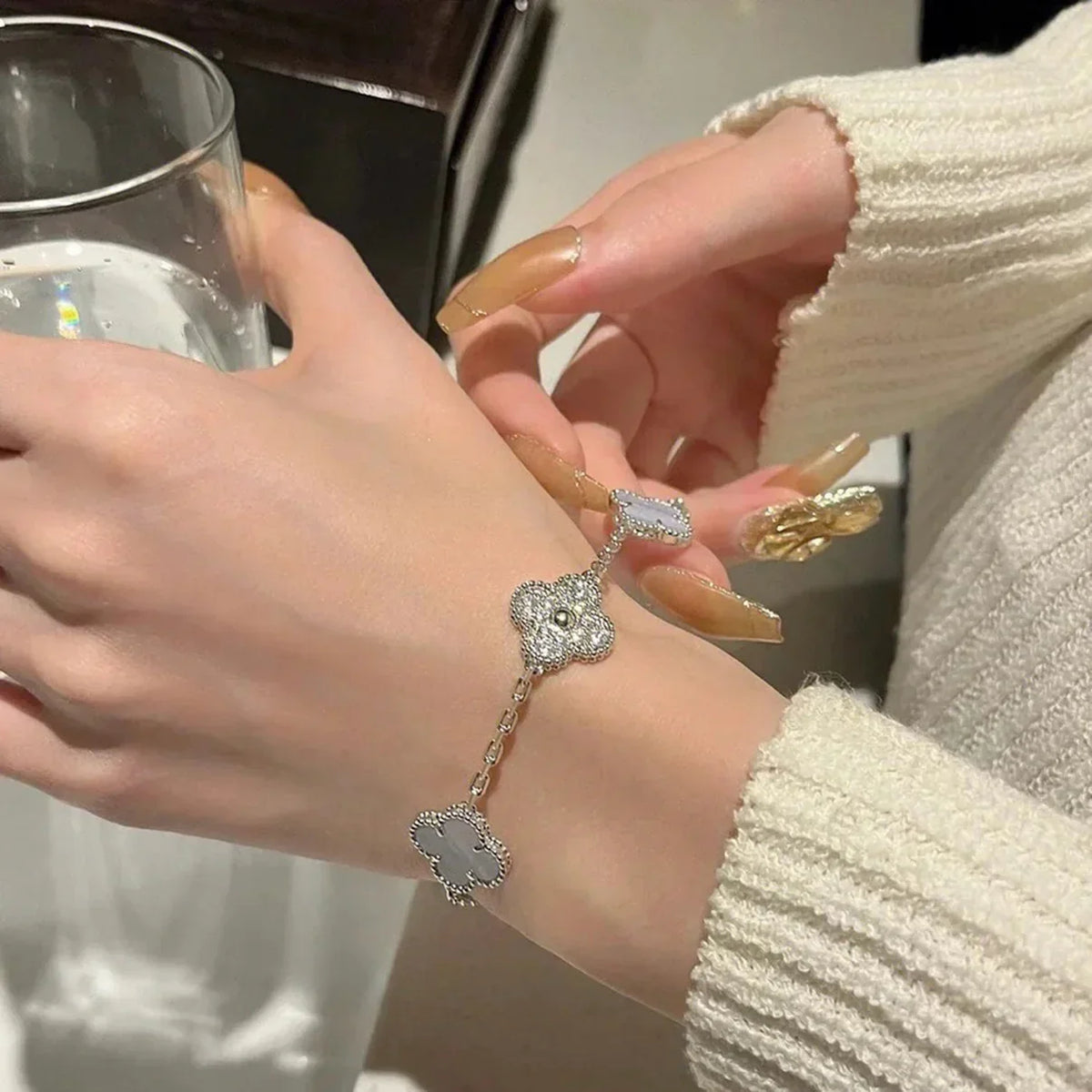[Elara]LUCKY CLOVER 5-MOTIF BRACELET - PURPLE CHALCEDONY COLLECTION