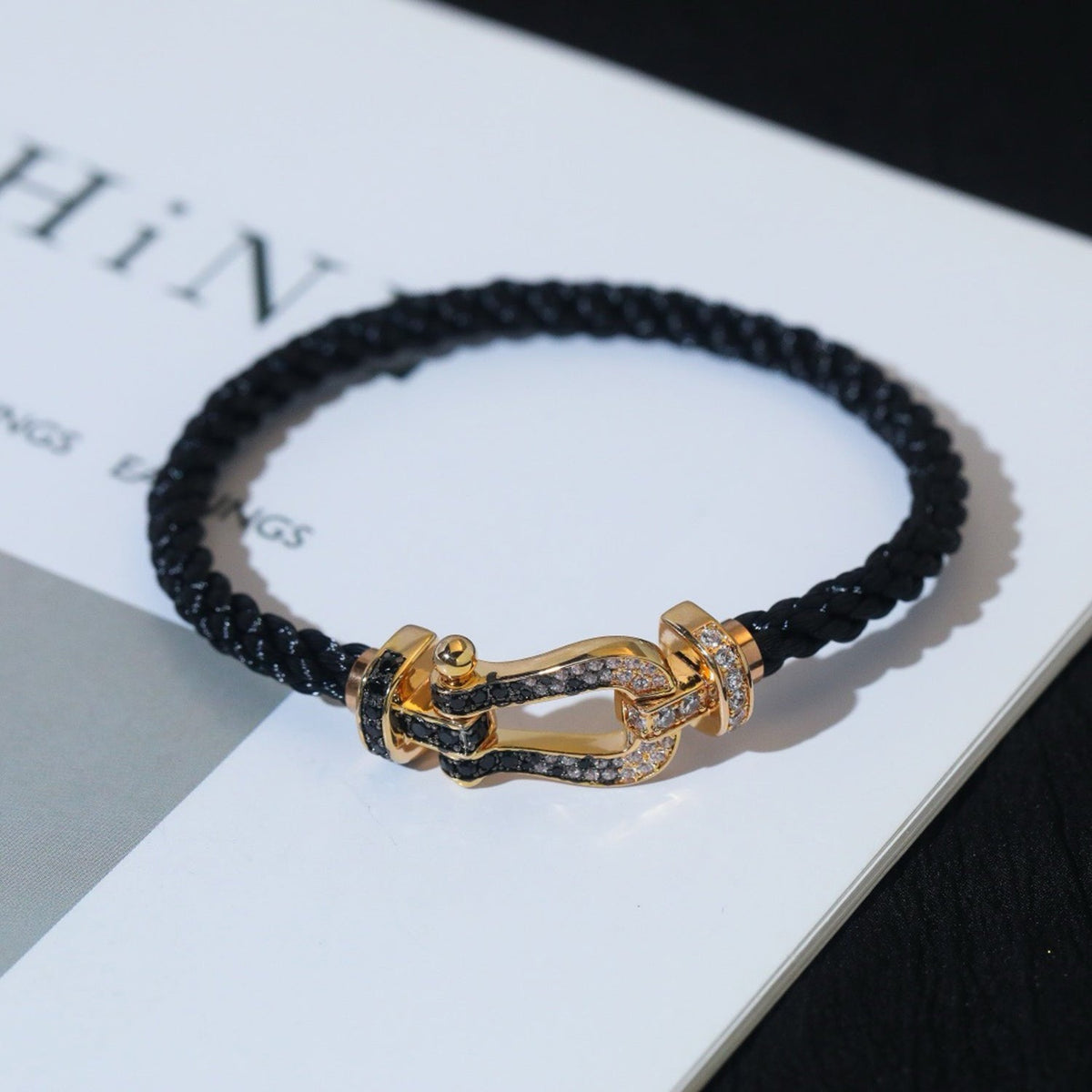 [Elara]GROSSES HUFEISEN ARMBAND AUS SCHWARZEN UND WEISSEN DIAMANTEN - WEISSGOLD