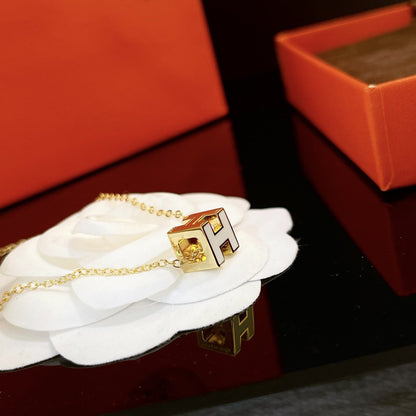 [Elara]H WHITE SQUARE GOLD HALSKETTE