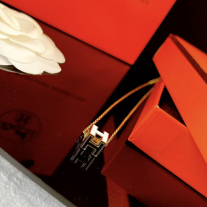 [Elara]H WHITE SQUARE GOLD HALSKETTE