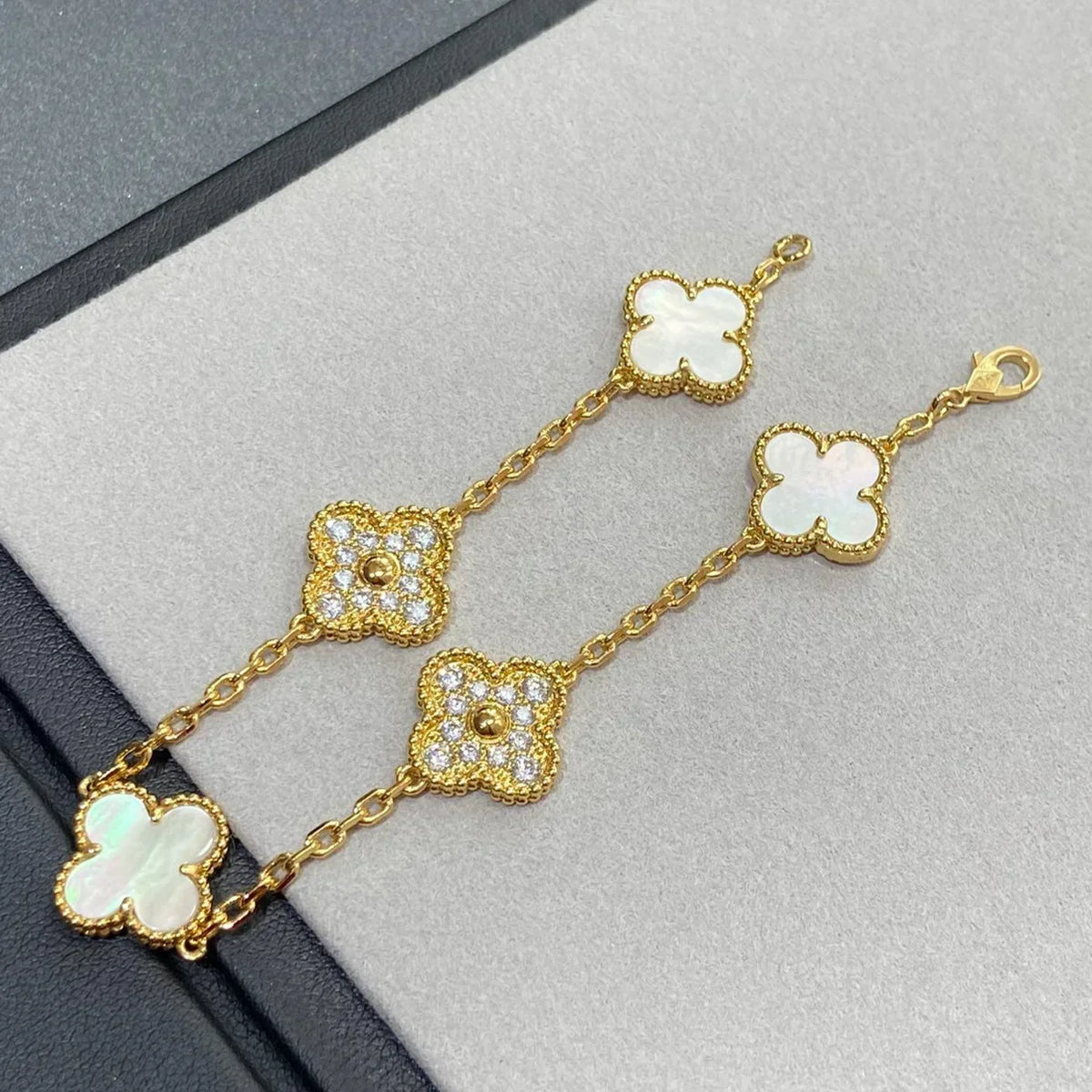 [Elara]LUCKY CLOVER 5-MOTIF-ARMBAND - WEISSE PERLMUTTKOLLEKTION